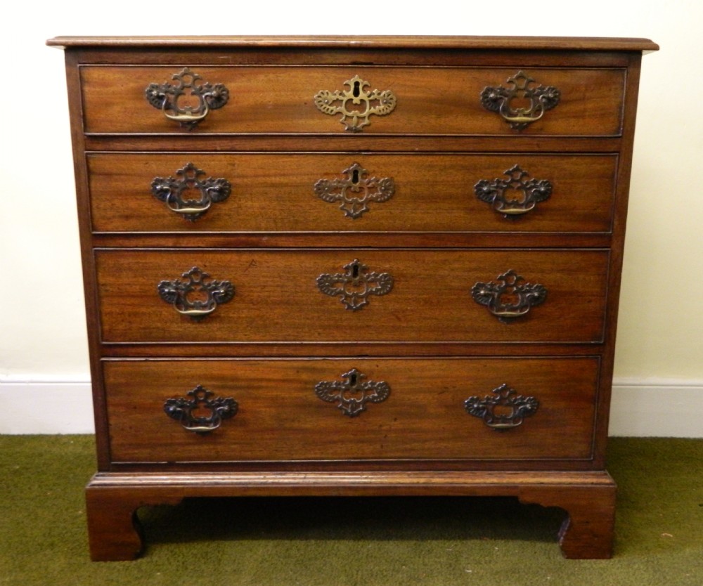 small Georgian mahogany chest of drawers