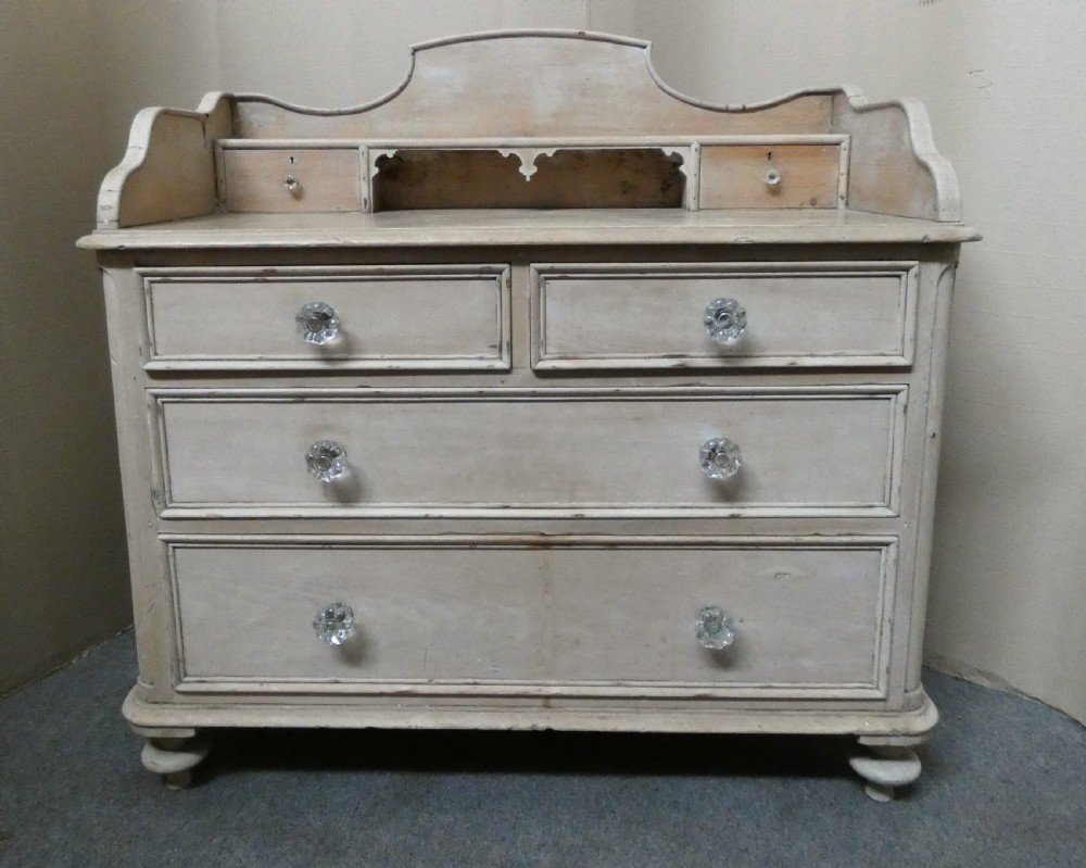 Pine chest of drawers / dressing chest View II