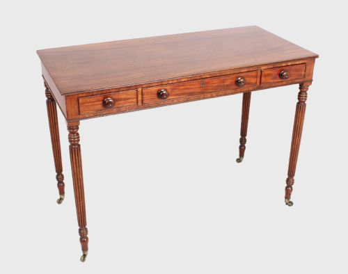 AN ELEGANT MAHOGANY SIDE OR SOFA TABLE