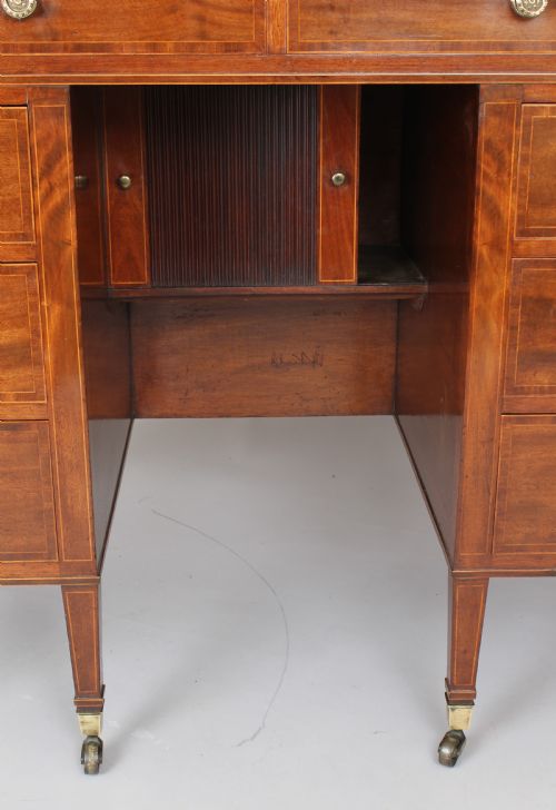 LATE 18TH CENTURY SHERATON PERIOD MAHOGANY KNEEHOLE DRESSING TABLE - ADDITIONAL PHOTO 2
