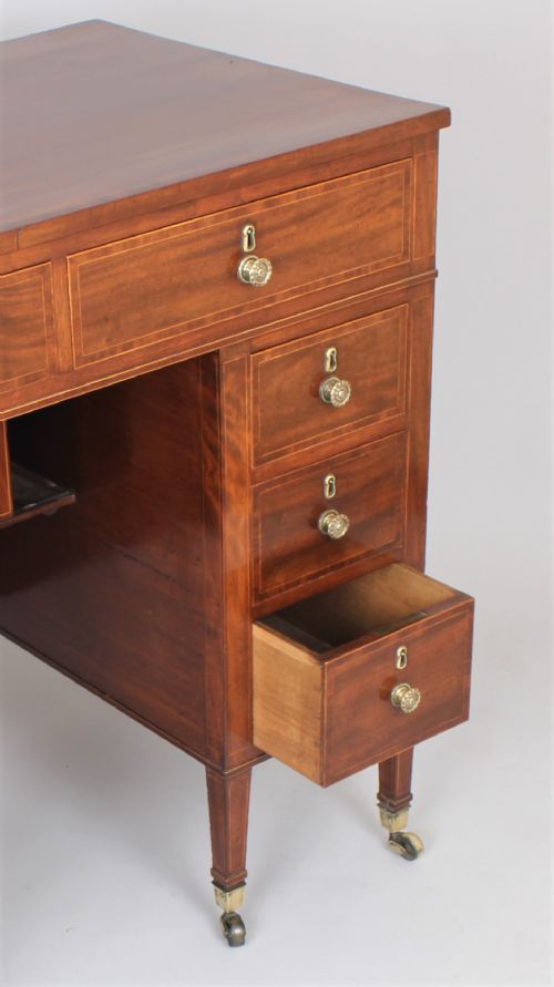 LATE 18TH CENTURY SHERATON PERIOD MAHOGANY KNEEHOLE DRESSING TABLE - ADDITIONAL PHOTO 3