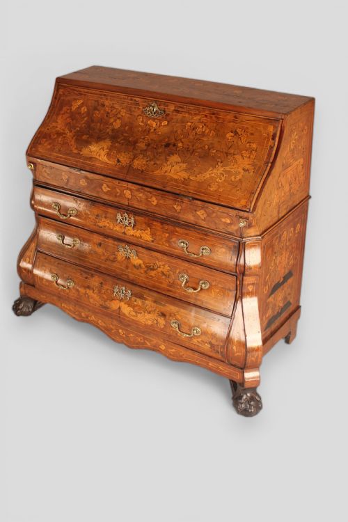 A FINE 18TH CENTURY WALNUT BOMBE FRONTED BUREAU