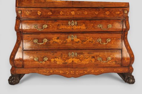 A FINE 18TH CENTURY WALNUT BOMBE FRONTED BUREAU - ADDITIONAL PHOTO 1