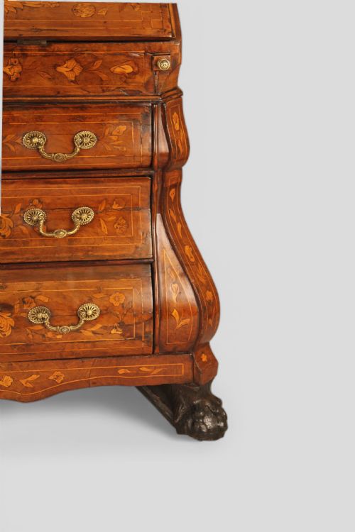 A FINE 18TH CENTURY WALNUT BOMBE FRONTED BUREAU - ADDITIONAL PHOTO 3