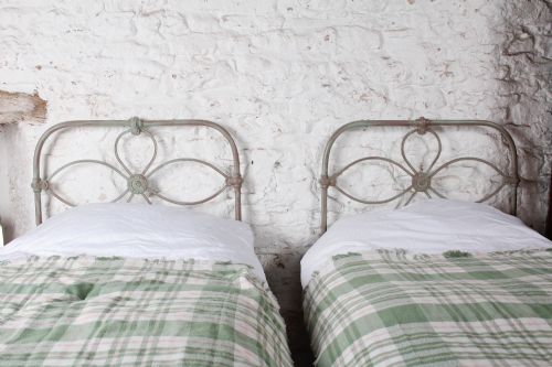 VERY PRETTY PAIR OF CELTIC SINGLE ALL IRON BEDS CAN BE LINED - ADDITIONAL PHOTO 1