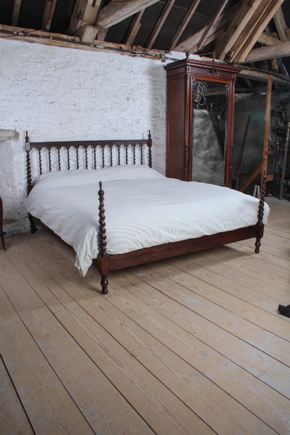 Exquisite Mahogany and Oak, Barley Twist No End Super-King Bed View VIII