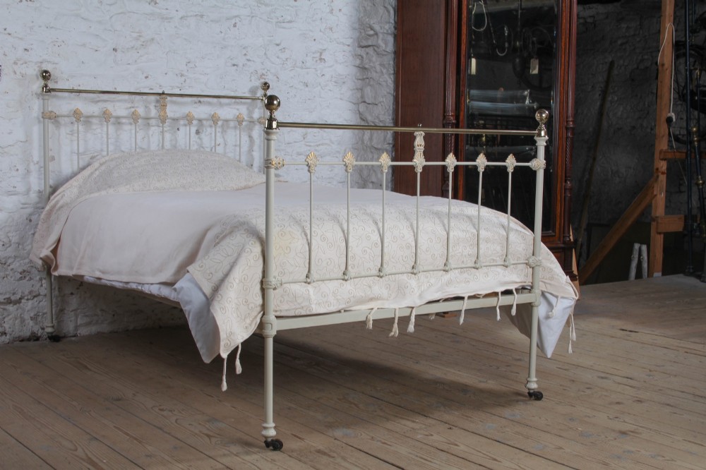 Three quarter queen size Classic Victorian bed