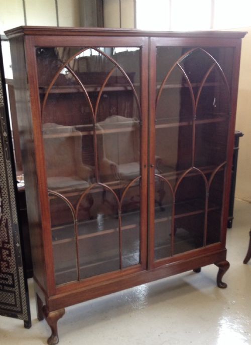 Freestanding Mahogany Georgian Bookcase Mounted on Cabriole Legs Circa 1800