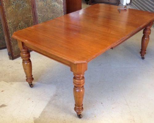 Victorian Wind Out 6 to 8 Seater Walnut Dining Table on Turned Legs in Original Condition