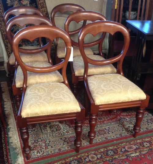 Set of Six Victorian Mahogany Balloon Backed Chairs on Turned Legs Circa 1870 in Original Condition