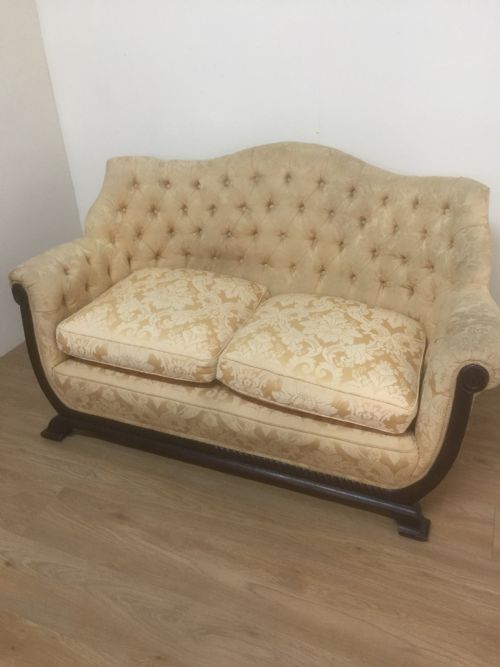 Country House Buttoned Sofa with Mahogany Frame