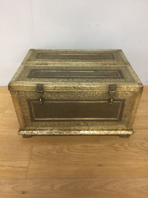 NINETEENTH CENTURY BRASS BOUND HARDWOOD MIDDLE EASTERN BOX - ADDITIONAL PHOTO 1