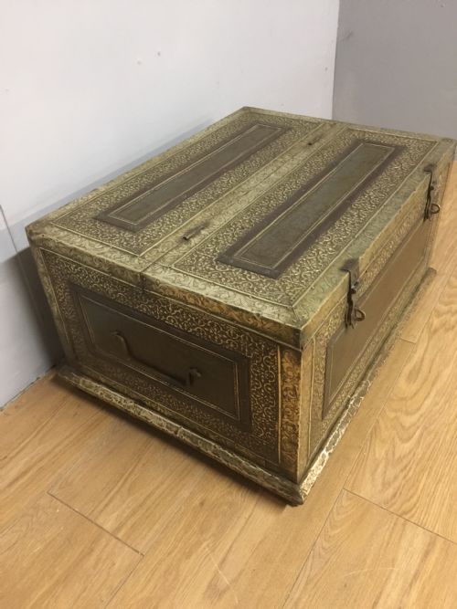 NINETEENTH CENTURY BRASS BOUND HARDWOOD MIDDLE EASTERN BOX - ADDITIONAL PHOTO 3