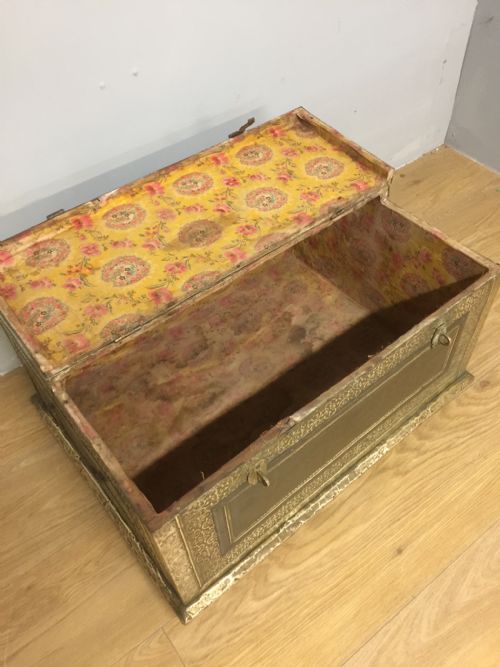 NINETEENTH CENTURY BRASS BOUND HARDWOOD MIDDLE EASTERN BOX - ADDITIONAL PHOTO 4