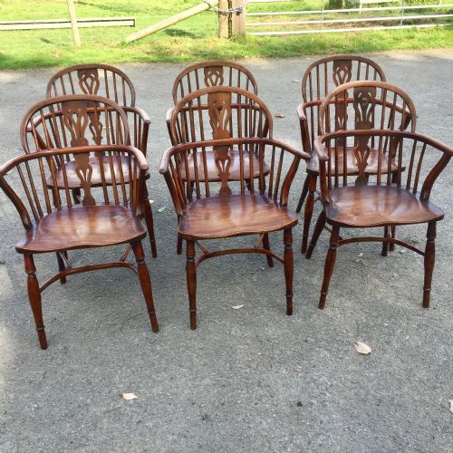 Set of Six Georgian Yew and Elm Windsor Chairs  Circa 1820