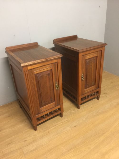 Edwardian Pair of Walnut Bedside Cabinets