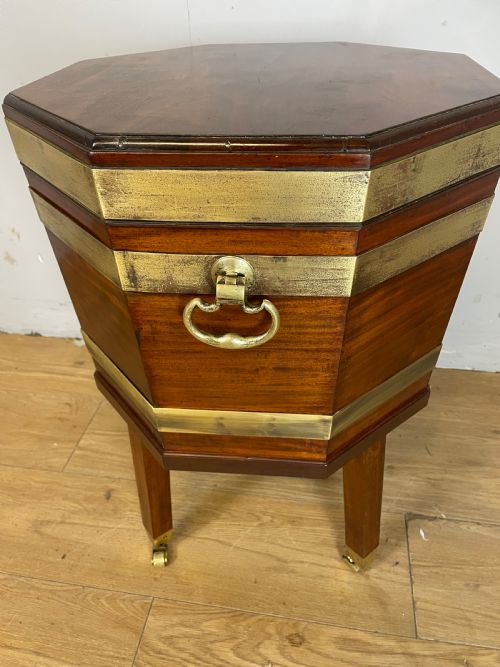 GEORGIAN MAHOGANY OCTAGONAL BRASS BOUND CELLARETTE - ADDITIONAL PHOTO 7