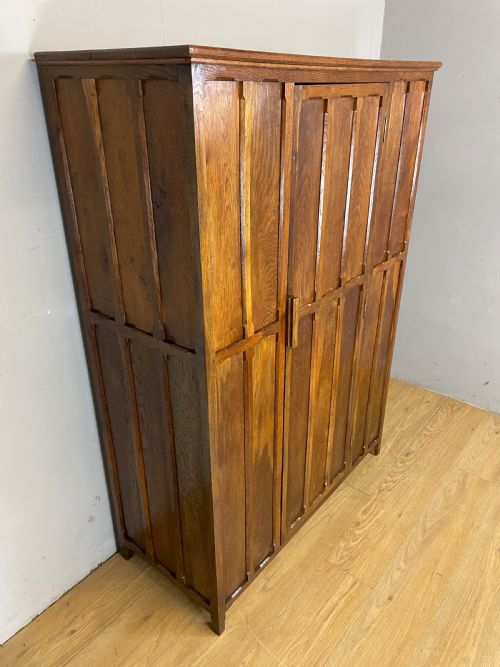 SOLID OAK GENTLEMANS WARDROBE IN THE STYLE OF THE COTSWOLD SCHOOL - ADDITIONAL PHOTO 2