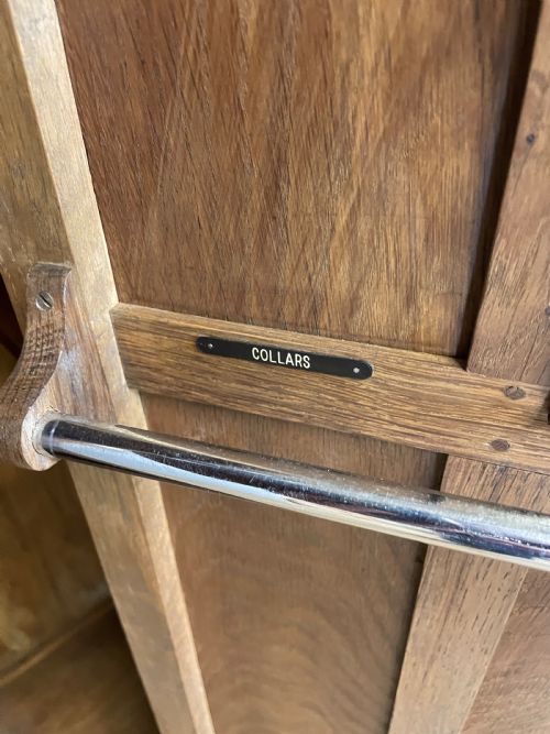 SOLID OAK GENTLEMANS WARDROBE IN THE STYLE OF THE COTSWOLD SCHOOL - ADDITIONAL PHOTO 5