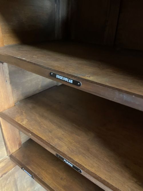 SOLID OAK GENTLEMANS WARDROBE IN THE STYLE OF THE COTSWOLD SCHOOL - ADDITIONAL PHOTO 6