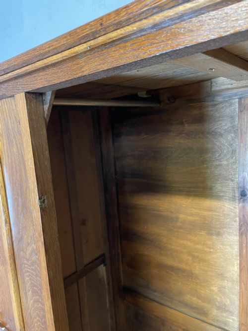 SOLID OAK GENTLEMANS WARDROBE IN THE STYLE OF THE COTSWOLD SCHOOL - ADDITIONAL PHOTO 7