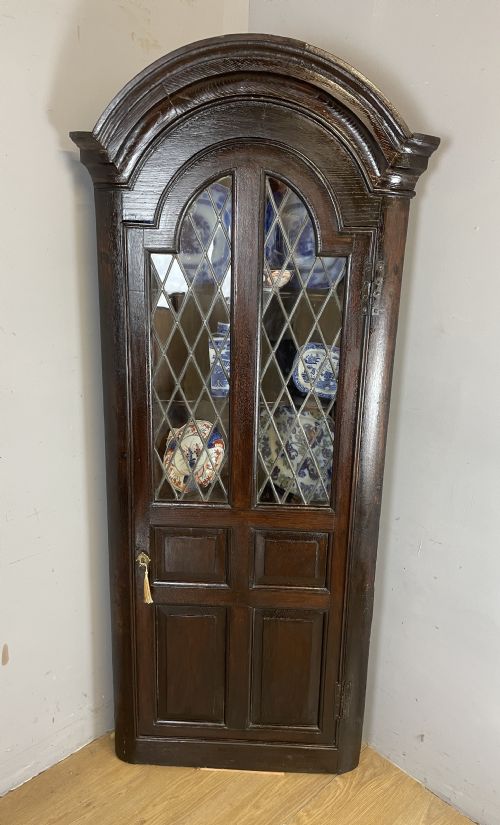 EARLY C18TH GLAZED OAK CORNER CUPBOARD CIRCA 1730 - ADDITIONAL PHOTO 1