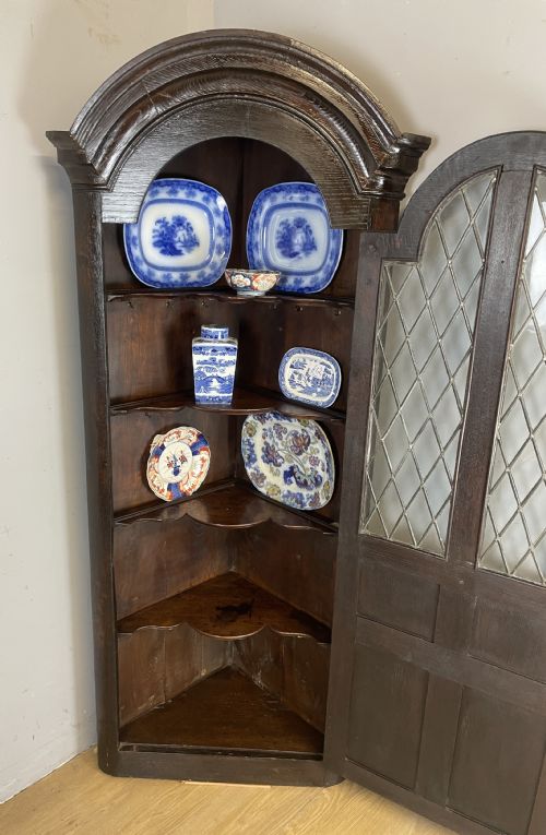 EARLY C18TH GLAZED OAK CORNER CUPBOARD CIRCA 1730 - ADDITIONAL PHOTO 6