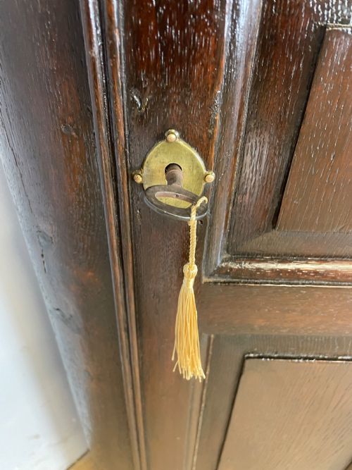EARLY C18TH GLAZED OAK CORNER CUPBOARD CIRCA 1730 - ADDITIONAL PHOTO 7