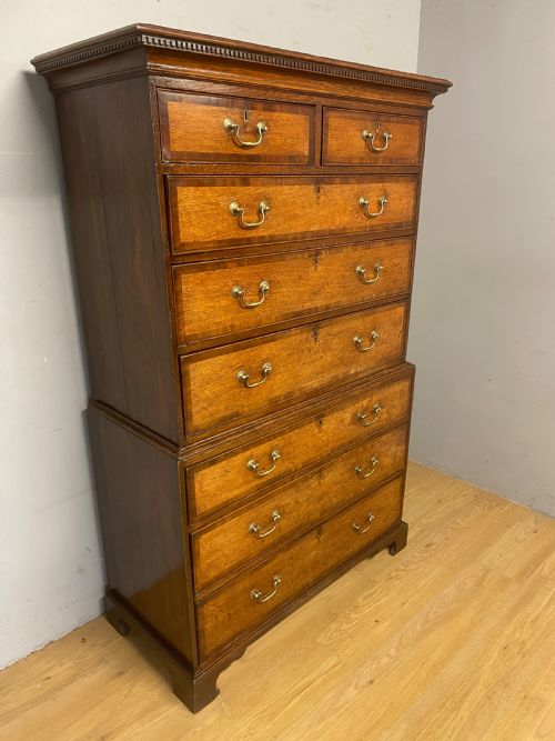 GEORGIAN OAK CHEST ON CHEST WITH BRASS SWAN NECK HANDLES AND MAHOGANY CROSS BANDED DRAWERS - ADDITIONAL PHOTO 4