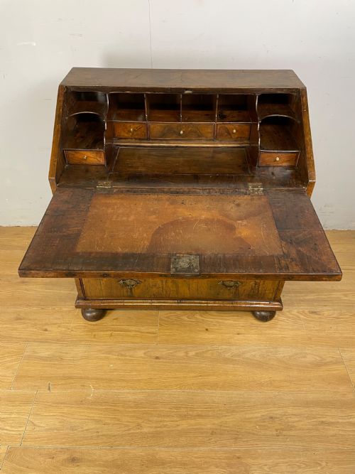 EARLY EIGHTEENTH CENTURY WALNUT BUREAU ON ORIGINAL BUN FEET - ADDITIONAL PHOTO 5