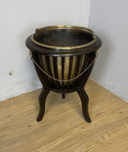 EDWARDIAN BRASS WINE COOLER IN A MAHOGANY STAND - ADDITIONAL PHOTO 1