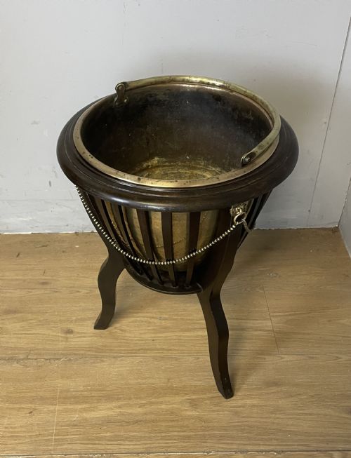 EDWARDIAN BRASS WINE COOLER IN A MAHOGANY STAND - ADDITIONAL PHOTO 2