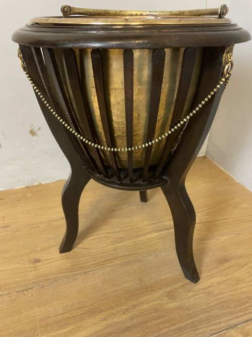 EDWARDIAN BRASS WINE COOLER IN A MAHOGANY STAND - ADDITIONAL PHOTO 3