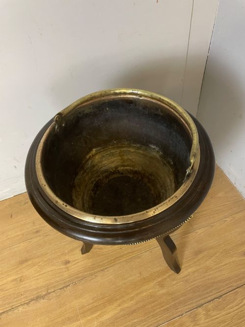 EDWARDIAN BRASS WINE COOLER IN A MAHOGANY STAND - ADDITIONAL PHOTO 4