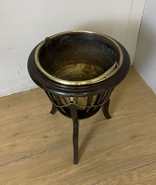 EDWARDIAN BRASS WINE COOLER IN A MAHOGANY STAND - ADDITIONAL PHOTO 6