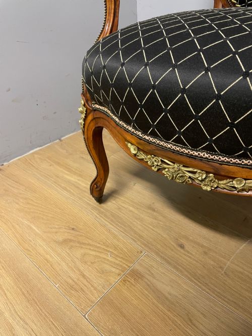C19TH FRENCH WALNUT BRASS MOUNTED SPOON BACK ARMCHAIR - ADDITIONAL PHOTO 6
