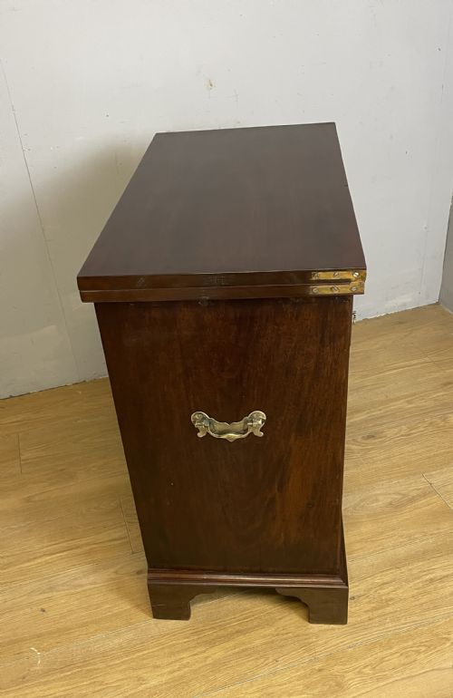 C19TH SMALL MAHOGANY BACHELORS CHEST ON BRACKET FEET - ADDITIONAL PHOTO 10