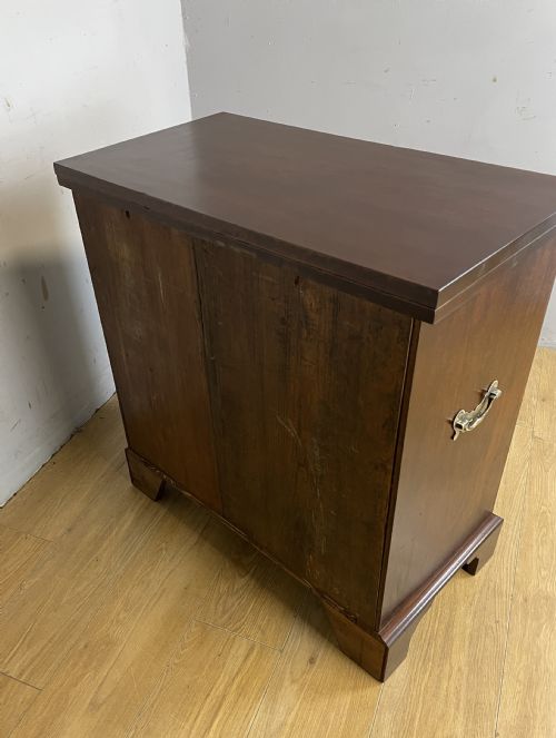 C19TH SMALL MAHOGANY BACHELORS CHEST ON BRACKET FEET - ADDITIONAL PHOTO 11