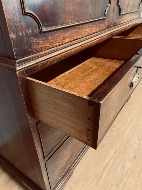 GEORGIAN FLAME MAHOGANY LINEN PRESS OF SMALL PROPORTIONS - ADDITIONAL PHOTO 5