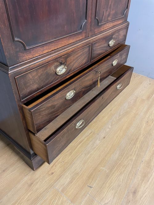 GEORGIAN FLAME MAHOGANY LINEN PRESS OF SMALL PROPORTIONS - ADDITIONAL PHOTO 6