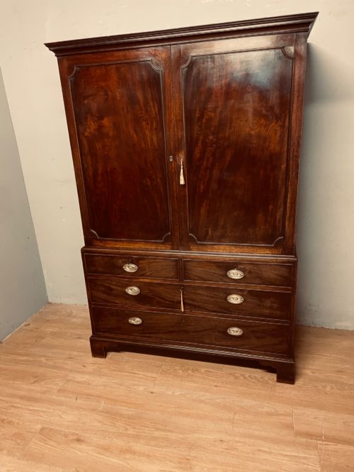 GEORGIAN FLAME MAHOGANY LINEN PRESS OF SMALL PROPORTIONS - ADDITIONAL PHOTO 9