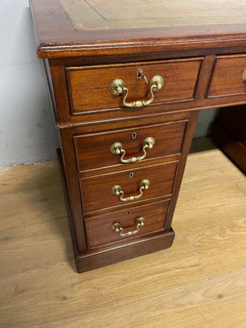 EDWARDIAN MAHOGANY PEDESTAL THREE PART DESK WITH A TOOLED LEATHER - ADDITIONAL PHOTO 3