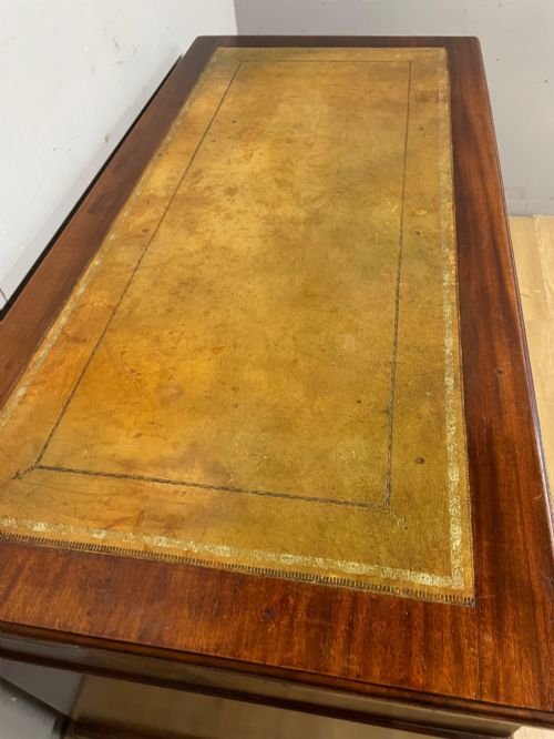 EDWARDIAN MAHOGANY PEDESTAL THREE PART DESK WITH A TOOLED LEATHER - ADDITIONAL PHOTO 4