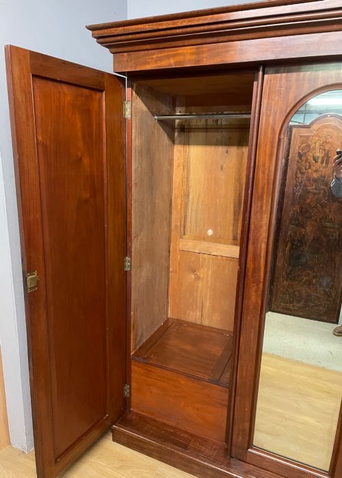 C19TH FLAME MAHOGANY TRIPLE WARDROBE IN GOOD ORIGINAL CONDITION - ADDITIONAL PHOTO 5