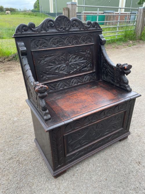C19TH CARVED OAK BOX SETTLE OF SMALL PROPORTIONS - ADDITIONAL PHOTO 3
