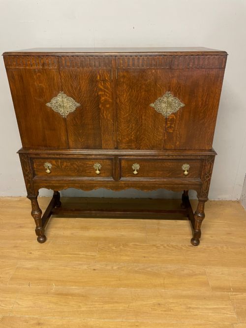 SOLID OAK JACOBEAN STYLE SIDE CABINET CIRCA 1920 - ADDITIONAL PHOTO 1