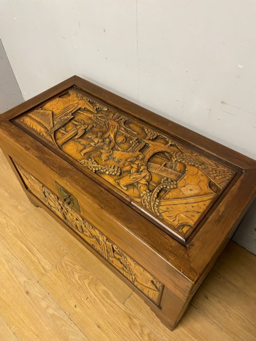 EARLY C20TH CARVED ORIENTAL CAMPHOR WOOD CHEST - ADDITIONAL PHOTO 3