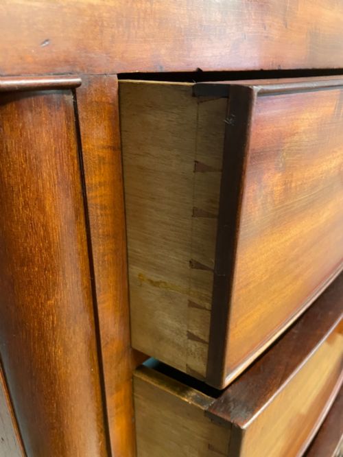 C19TH MAHOGANY FIVE HEIGHT BOW FRONT CHEST OF DRAWERS ORIGINAL CONDITION - ADDITIONAL PHOTO 8