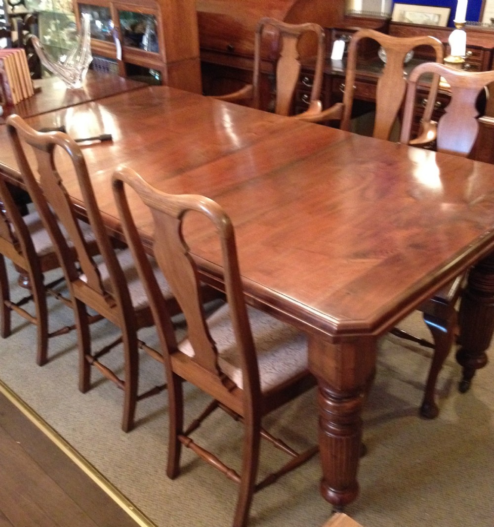 Antique Victorian solid walnut eight seater wind out dining table in excellent condition. 