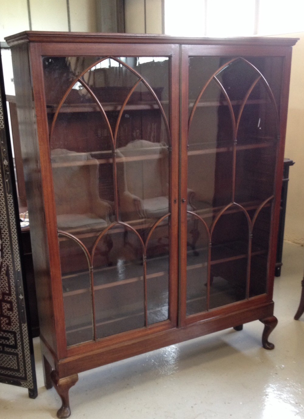 Freestanding mahogany Georgian bookcase mounted on cabriole legs circa 1800 